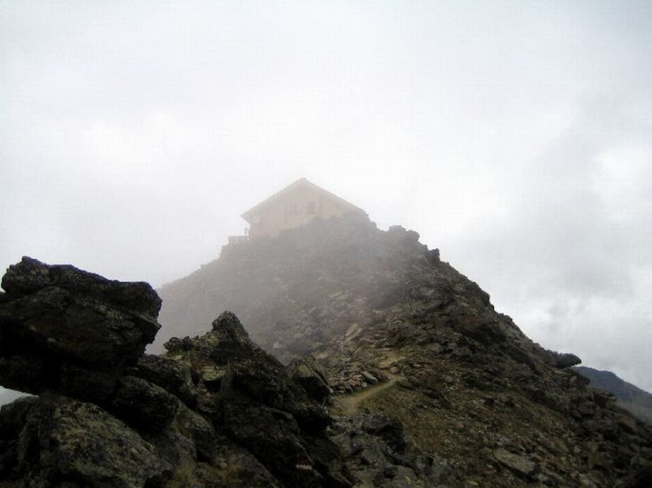 Brunnkogelhaus im Nebel.jpg